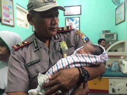 Bayi Perempuan dalam Kardus Dibuang di Rumah Bidan