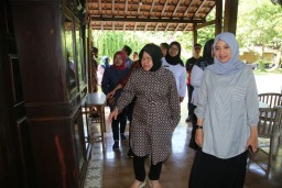 Kunjungi Banyuwangi, Risma Membasuh Muka dengan Air Sumur Sri Tanjung