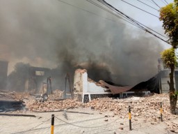 Sebuah Gudang Kasur di Pasuruan Ludes Terbakar