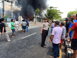 Gudang Kasur di Pasuruan Ludes Terbakar, Kerugian Capai Rp 900 Juta
