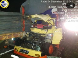 Dua Truk Kecelakaan di Tol Waru, Seorang Pengemudi Tewas Tergencet