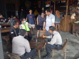 Polisi Geledah Tempat Pelajar Putri yang Mabuk di Mojokerto