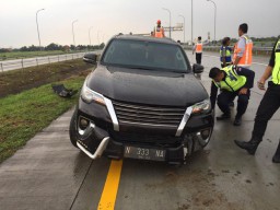 Toyota Fortuner Tabrak Pembatas Tol Jombang dan Terperosok ke Parit