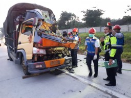 2 Truk Kecelakaan di Tol Ngawi, Seorang Kernet asal Jawa Tengah Tewas
