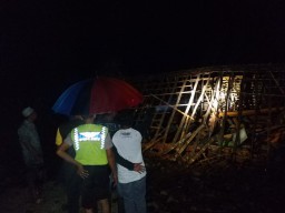 Cuaca Buruk di Ngawi, Seorang Nenek Tertimpa Rumah yang Roboh