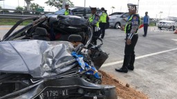 Mobil Berpenumpang Satu Keluarga Tabrak Truk di Tol Pandaan, 3 Tewas