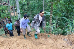 Longsor di Trenggalek, Bupati Nur Arifin Tinjau dan Santuni Korban