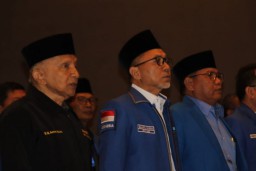 Amien Rais Minta Kader PAN Tak Turunkan Jokowi di Tengah Jalan