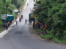 Tak Kuat Nanjak, Dump Truk Muat Batu Gunung Terbalik di Ngawi
