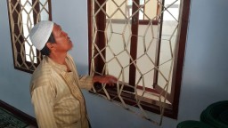 Congkel Tralis Besi Jendela Masjid, Pencuri Kuras Uang Kotak Amal