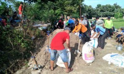Trauma Banjir di Ponorogo, Warga Perbaiki Tanggul yang Jebol