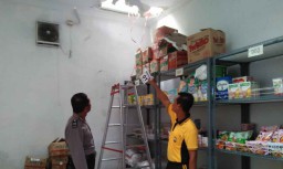 Rusak CCTV dan Jebol Plafon, Pencuri ini Bawa Kabur Rokok Hingga Sampo