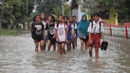 Banjir di Mojokerto Meluas, Warga Mengungsi dan Sekolah Diliburkan