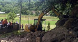 Tebing Setinggi 15 Meter Longsor, Jalan 2 Kecamatan Magetan Tertutup