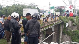 Naik Motor, Dua Pelajar asal Ngawi Terjun ke Sungai Sedalam 20 Meter
