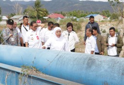 Khofifah Tinjau Jaringan Pipa Air Bantuan Jatim untuk Sulawesi Tengah