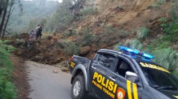 Tebing Longsor Tutup Akses Jalan Menuju Lautan Pasir Bromo