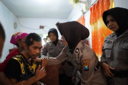 Melihat Aksi Polisi Cantik di Kota Probolinggo Bagi-bagi Sembako
