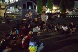 Pesta Miras Arak di Situbondo Digerebek, 14 Pemuda Diamankan
