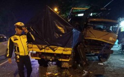 Diduga Sopir Ngantuk, Dua Truk Kecelakaan di Ngawi