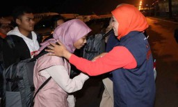 Khofifah Sambut 60 Mahasiswa asal Jatim Setelah Dikarantina di Natuna