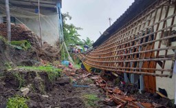 Dinding Penahan Tanah Ambrol Timbun 2 Motor dan Rusakkan Rumah Warga