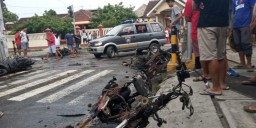 Suporter Rusuh di Blitar, Rusak Mobil Hingga Bakar 6 Motor
