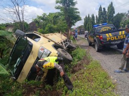 Truk Tabrak Motor Hingga Terguling di Ngawi, Dua Orang Terluka