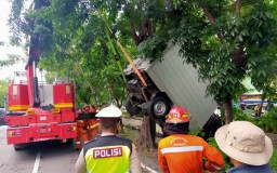 Lupa Tarik Rem Tangan, Mobil Boks di Surabaya Tercebur ke Sungai