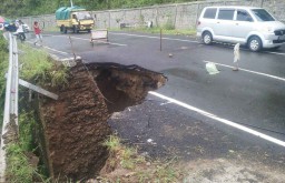 Jalan Ponorogo-Pacitan Ambles 10 Meter, Kendaraan Berat Dialihkan