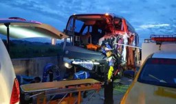 Bus Wisata SMK Muhammadiyah Tabrak Truk di Tol Madiun, 2 Orang Tewas