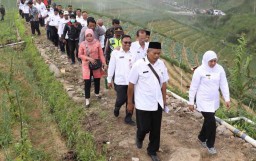 Gubernur Khofifah Pantau Proyek Padat Karya Dana Desa di Magetan
