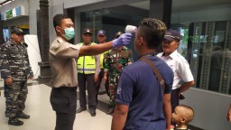 Cegah Corona, Penumpang Pelabuhan Ketapang Diperiksa Suhu Tubuhnya