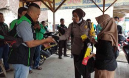 Polwan ini Bagikan Gratis Hand Santizer hingga Masker di Ponorogo