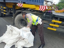Dua Motor Bertabrakan, 2 Pelajar Tewas Terlindas Truk Tronton