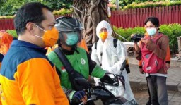 Rentan Terpapar Corona, Ojek Online di Surabaya Disemprot Disinfektan