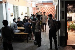 Putus Penularan Corona, Kerumunan Warga di Kota Probolinggo Dibubarkan