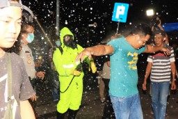 Kerumunan Warga di Pasuruan Disemprot Disinfektan Sebelum Dibubarkan
