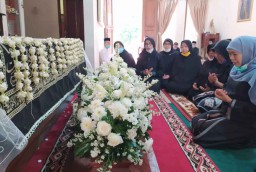 Sosok Ibunda Presiden Jokowi di Mata Gubernur Khofifah