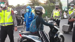 Polisi Semprot Disinfektan pada Pengendara di Pintu Masuk Pasuruan