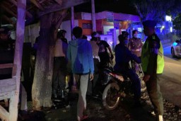 Tak Peduli Corona, Empat Pemuda Situbondo Asyik Pesta Miras
