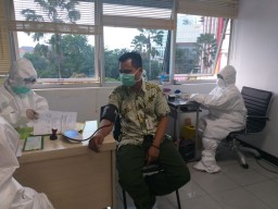 Gubernur Khofifah Dorong Tenaga Kesehatan di Jatim Lakukan Rapid Test