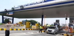 Antisipasi Corona, Petugas Screening Kendaraan di Gerbang Tol Penompo