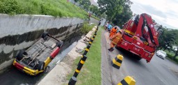 Hyundai Atoz Terbalik di Saluran Air Jalan Telaga Utama Surabaya