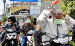 Cegah Covid-19, Pemkab Bagikan Masker Kain ke Pengendara di Banyuwangi