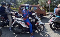 Captain America Keliling Surabaya Naik Motor: Jangan Lupa Pakai Masker
