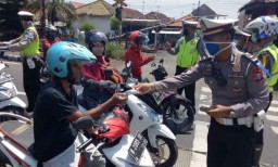 Masker dan Sembako Dibagikan pada Pengguna Jalan di Kota Probolinggo