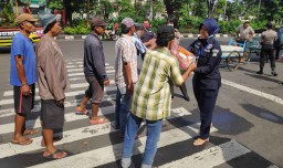 Polisi Bagikan Ribuan Paket Sembako pada Warga di Surabaya