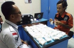 Asyik Kemas Pil Koplo, Pengedar di Kalangan Pelajar Surabaya Digerebek