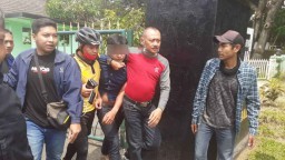 Panik Dikejar Warga, Pengemudi Brio Tabrak Mobil dan Pohon di Malang